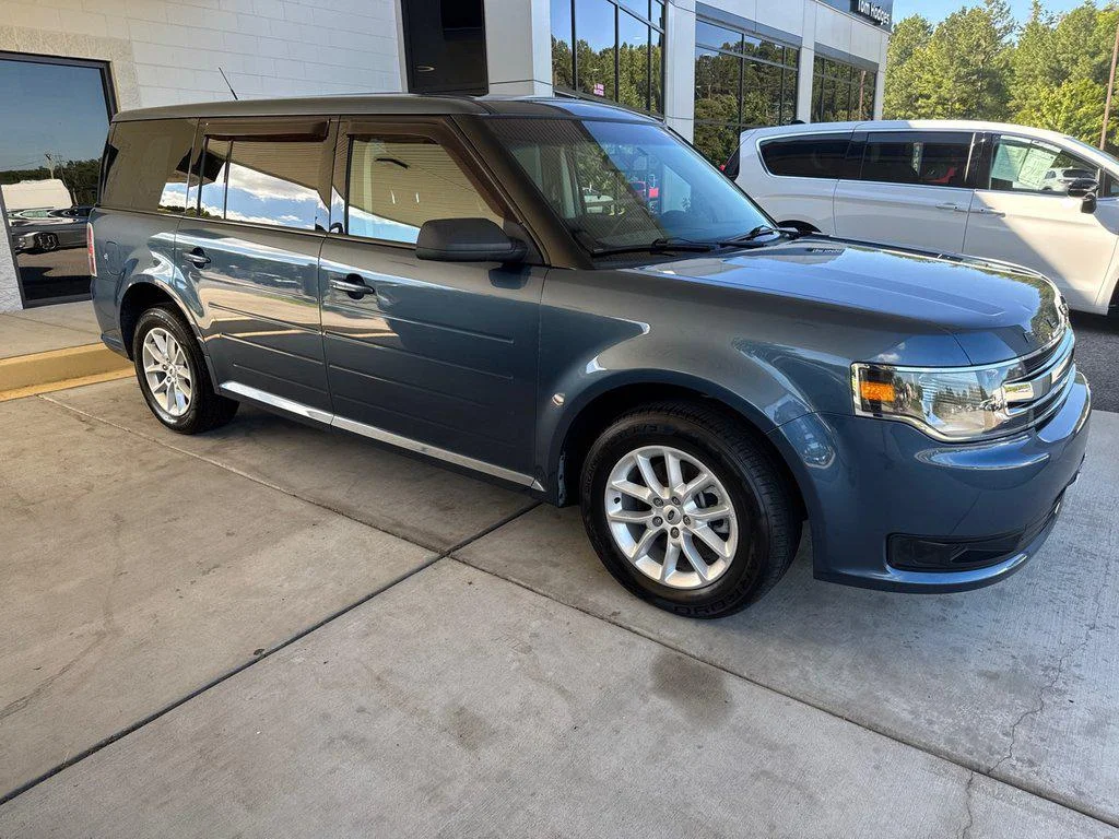 Used 2019 Blue Metallic Ford SE FWD image 3