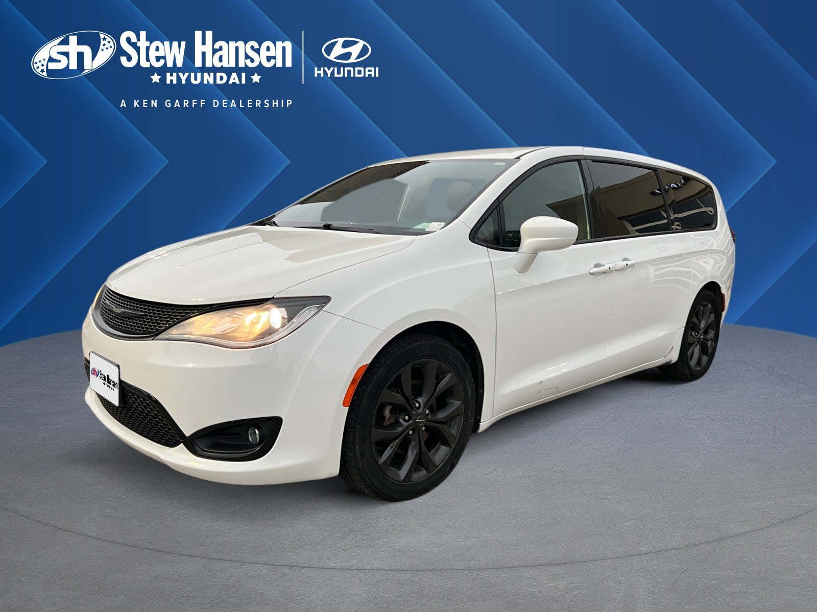 2019 Chrysler Pacifica Touring Plus's photo