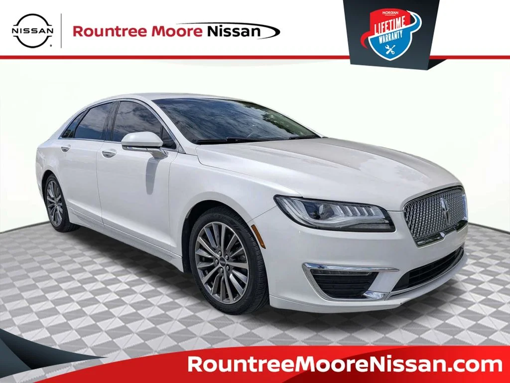 Used 2017 White Lincoln Premiere image 1