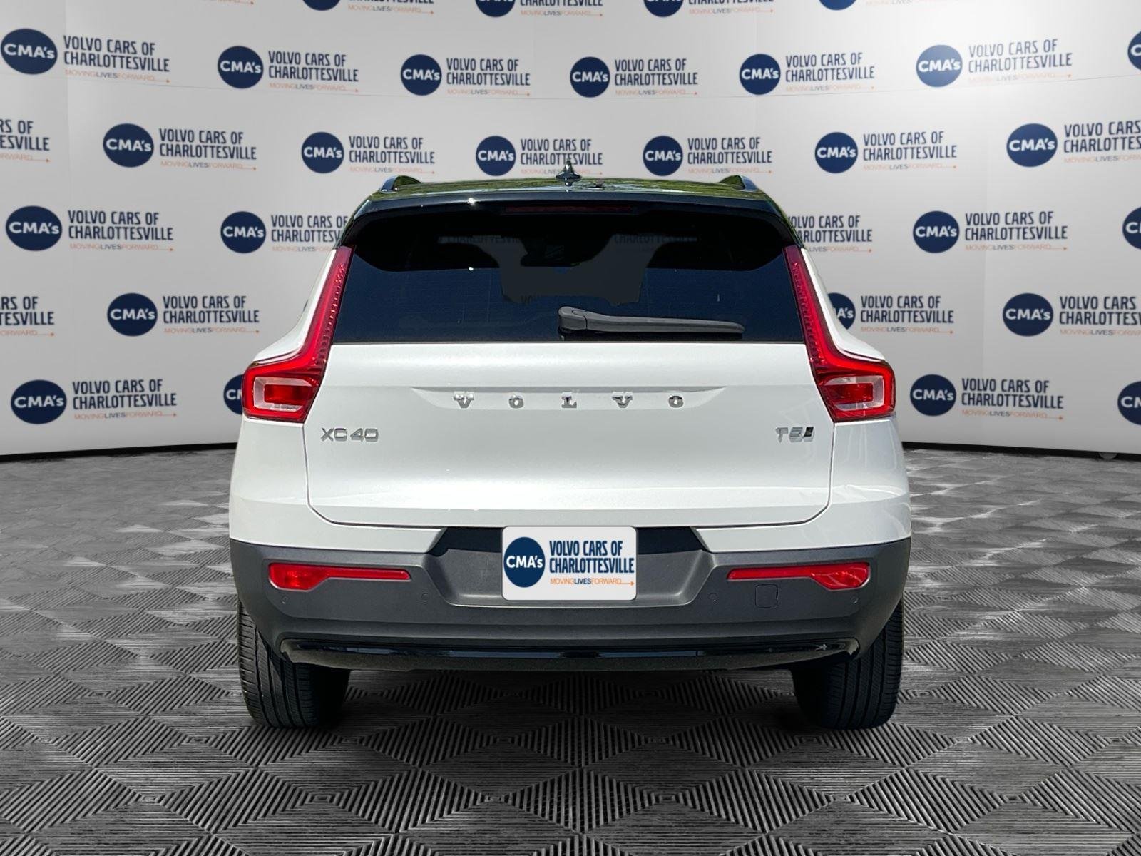 Used 2022 Crystal White Metallic Volvo R-Design image 4