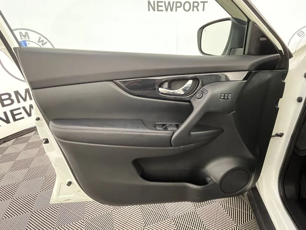 Used 2020 White Nissan SL image 28