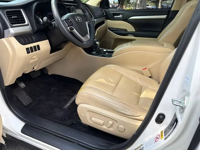 Used 2015 White Toyota XLE V6 image 9