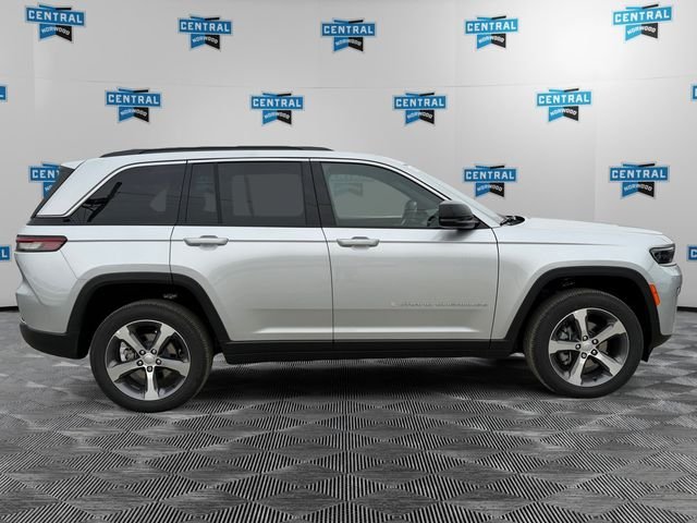 New 2026 Silver Zynith Exterior Paint Jeep Limited image 6