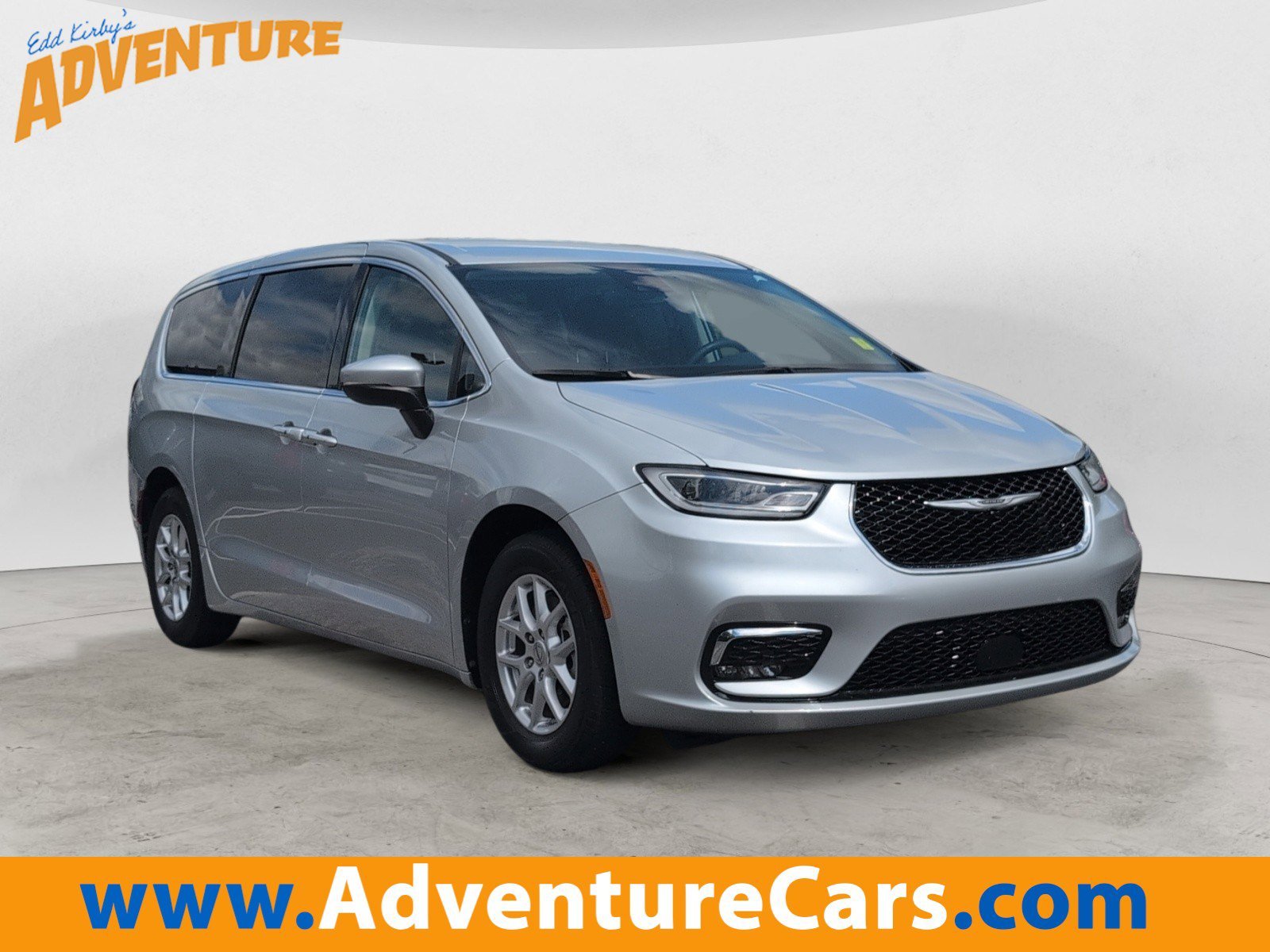 Used 2023 Silver Mist Clearcoat Chrysler Touring L image 1