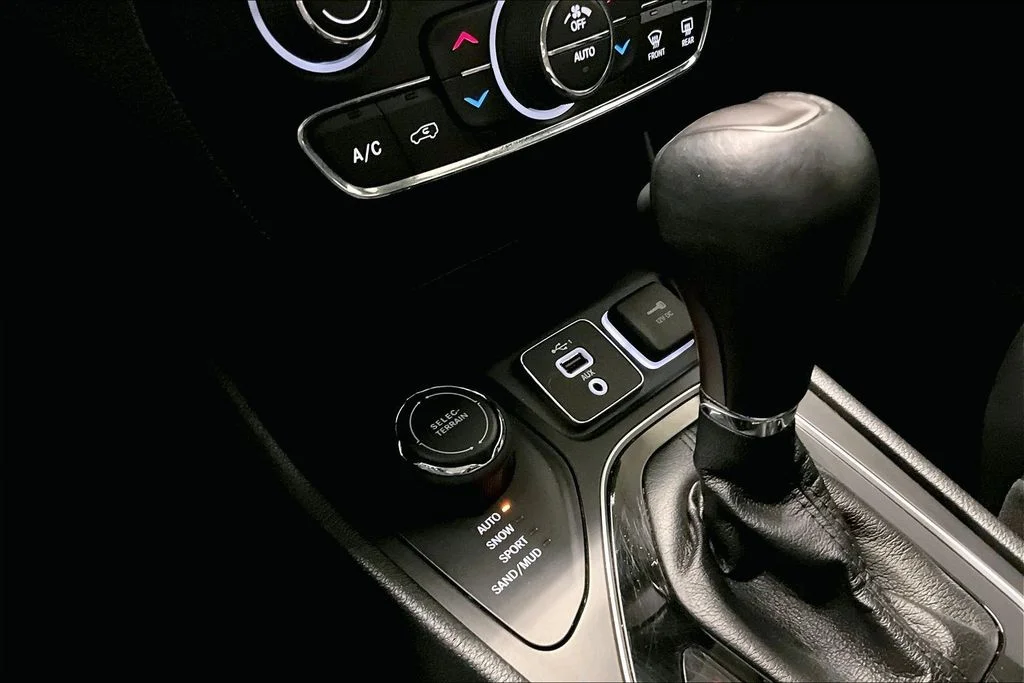 Used 2023 Black Jeep Altitude image 16