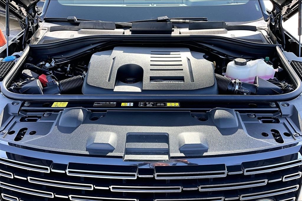 New 2026 SANTORINI BLACK Land Rover SE 7 Seats image 13