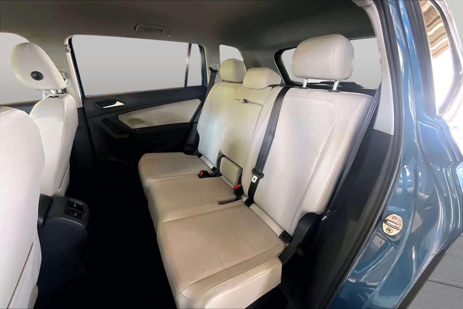 Used 2019 Silk Blue Metallic Volkswagen SE image 18