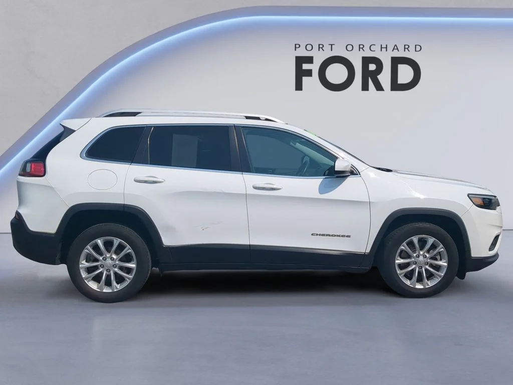Used 2019 White Jeep Latitude image 8