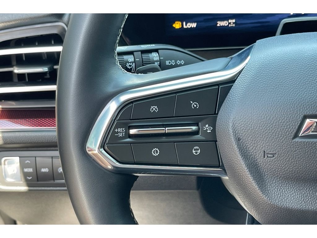 Used 2025 Iridescent Pearl Tricoat Chevrolet AWD Z71 image 35