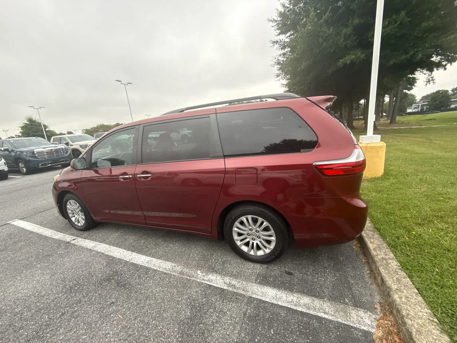 Used 2016 Salsa Red Pearl Toyota XLE image 8