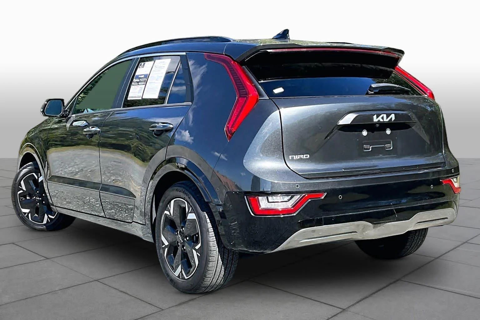 Used 2024 Graphite Gray Kia Wave image 11