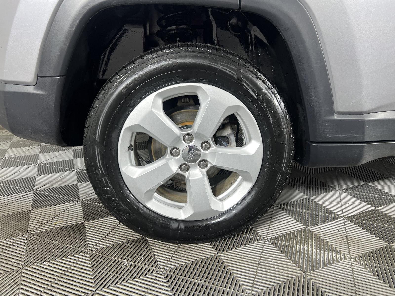 Used 2019 Billet Silver Metallic Clearcoat Jeep Latitude image 21