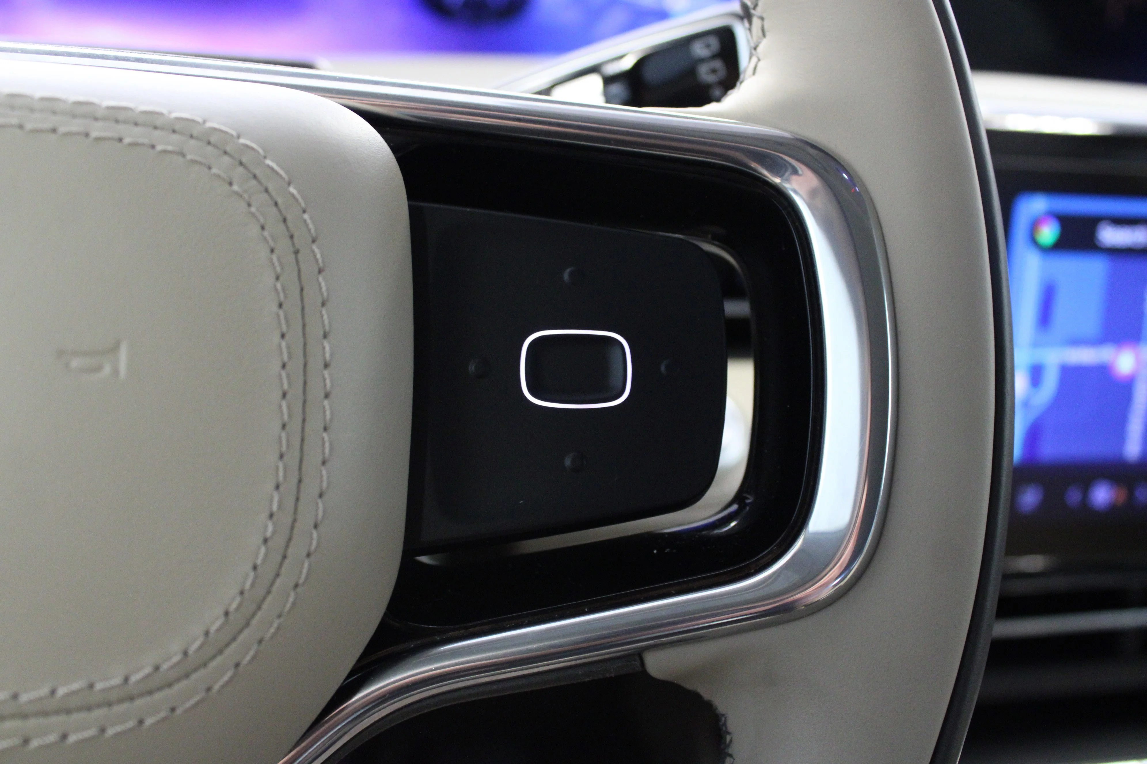 Used 2025 White Platinum Clearcoat Metallic Lincoln Premiere image 21