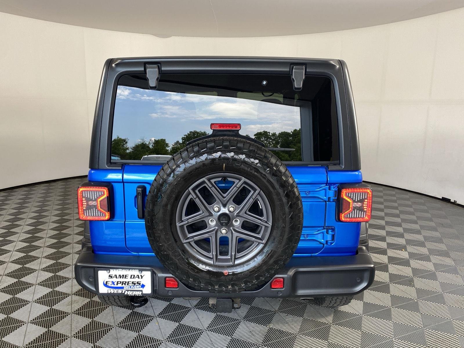 Used 2024 Hydro Blue Pearlcoat Jeep Sport S image 14
