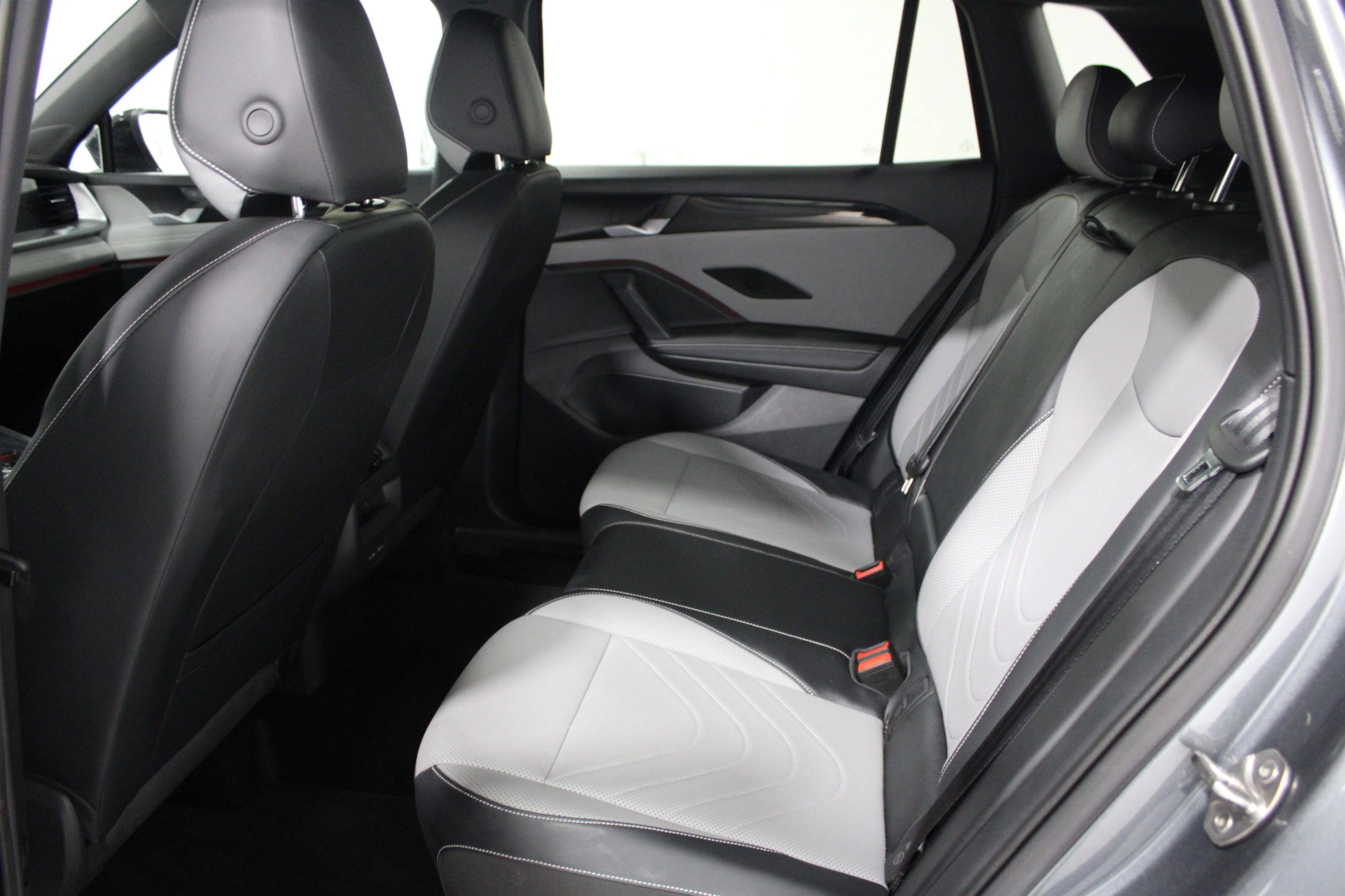 Used 2025 Platinum Gray Metallic Volkswagen SE R-Line Black image 19