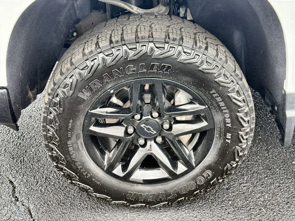 Used 2025 White Chevrolet Custom Trail Boss image 18