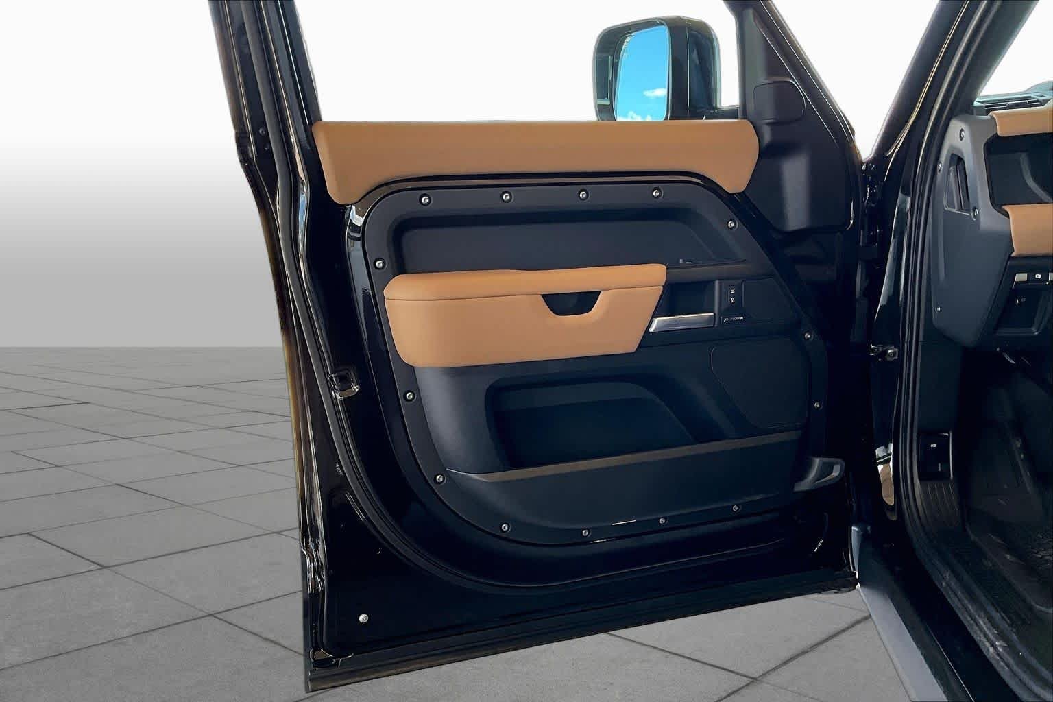 New 2026 Santorini Black Land Rover S image 10