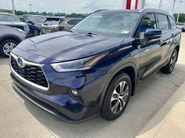 Used 2021  Toyota XLE image 5