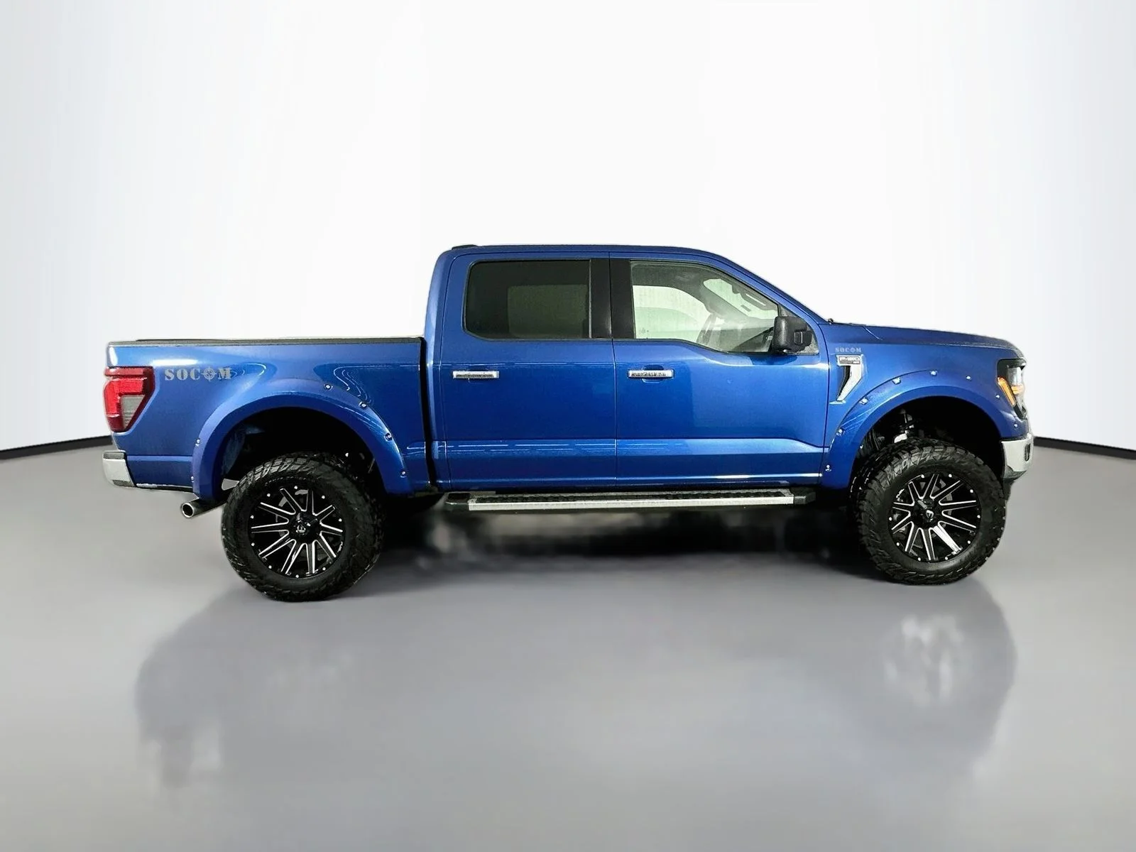 Used 2024 Atlas Blue Metallic Ford XLT image 9
