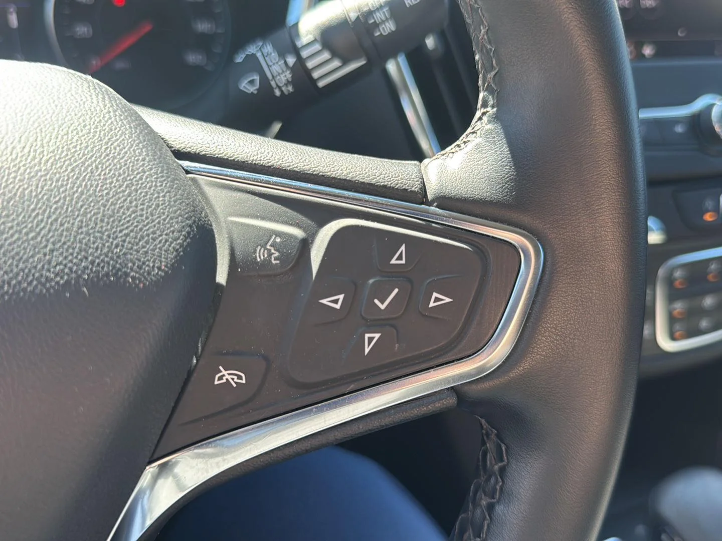 Used 2024 Summit White Chevrolet LT image 15