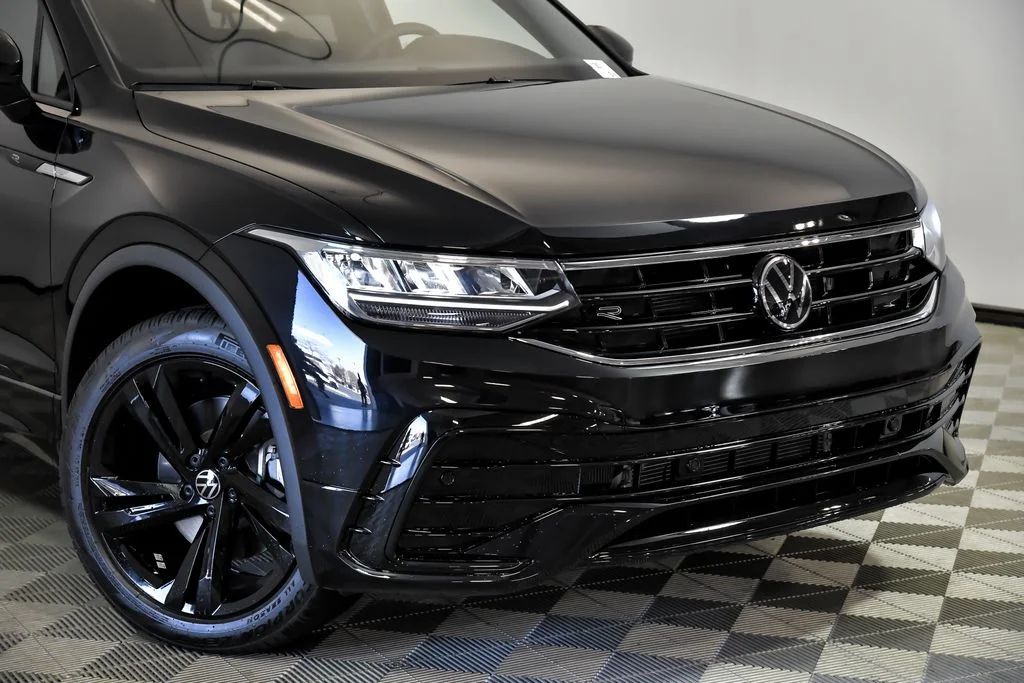 Certified Used 2024  Volkswagen 2.0T SE R-Line Black image 2
