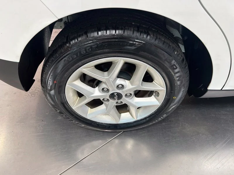 Used 2022 White Kia LX image 9
