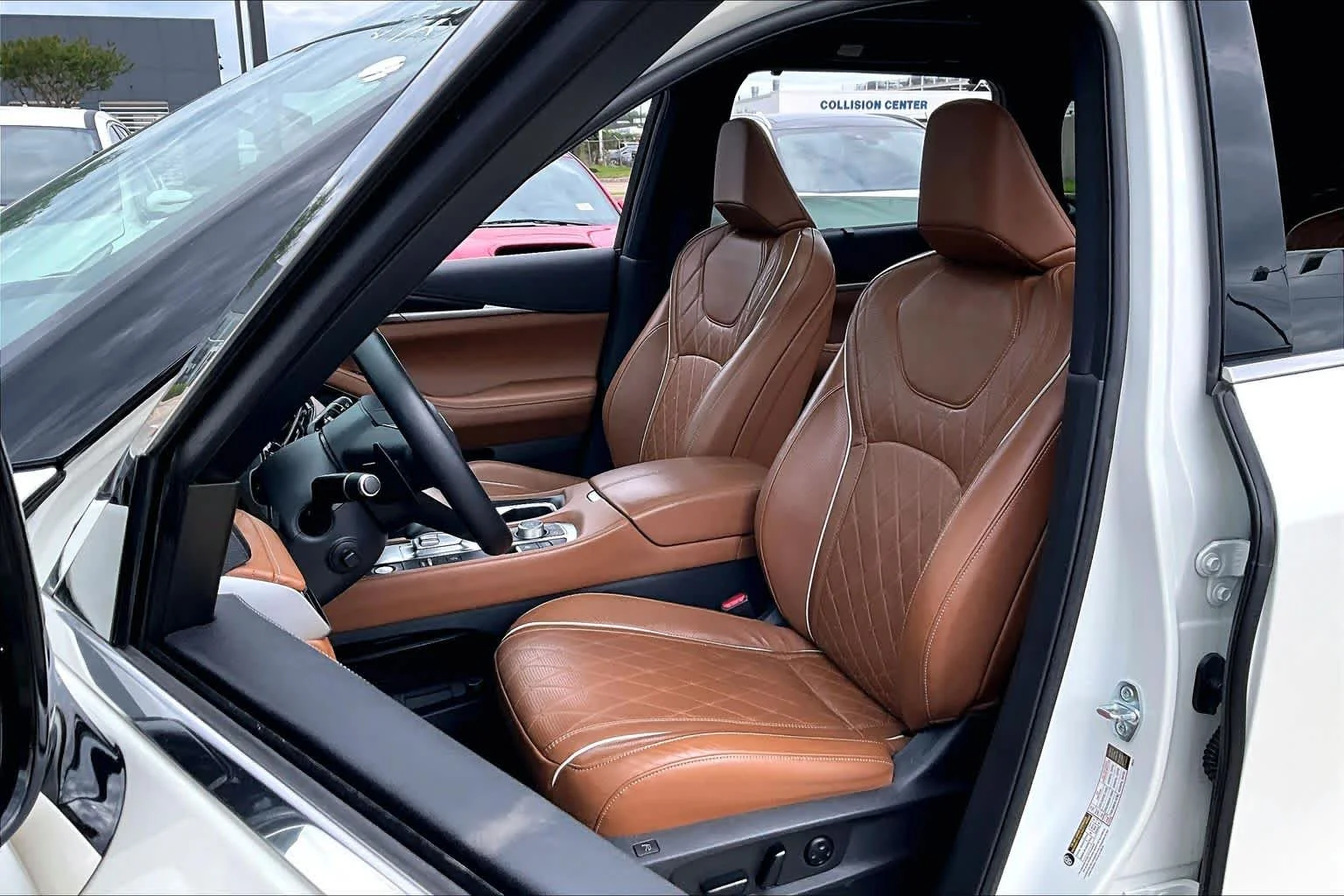 Used 2022 Majestic White/Black Obsidian INFINITI AUTOGRAPH image 8