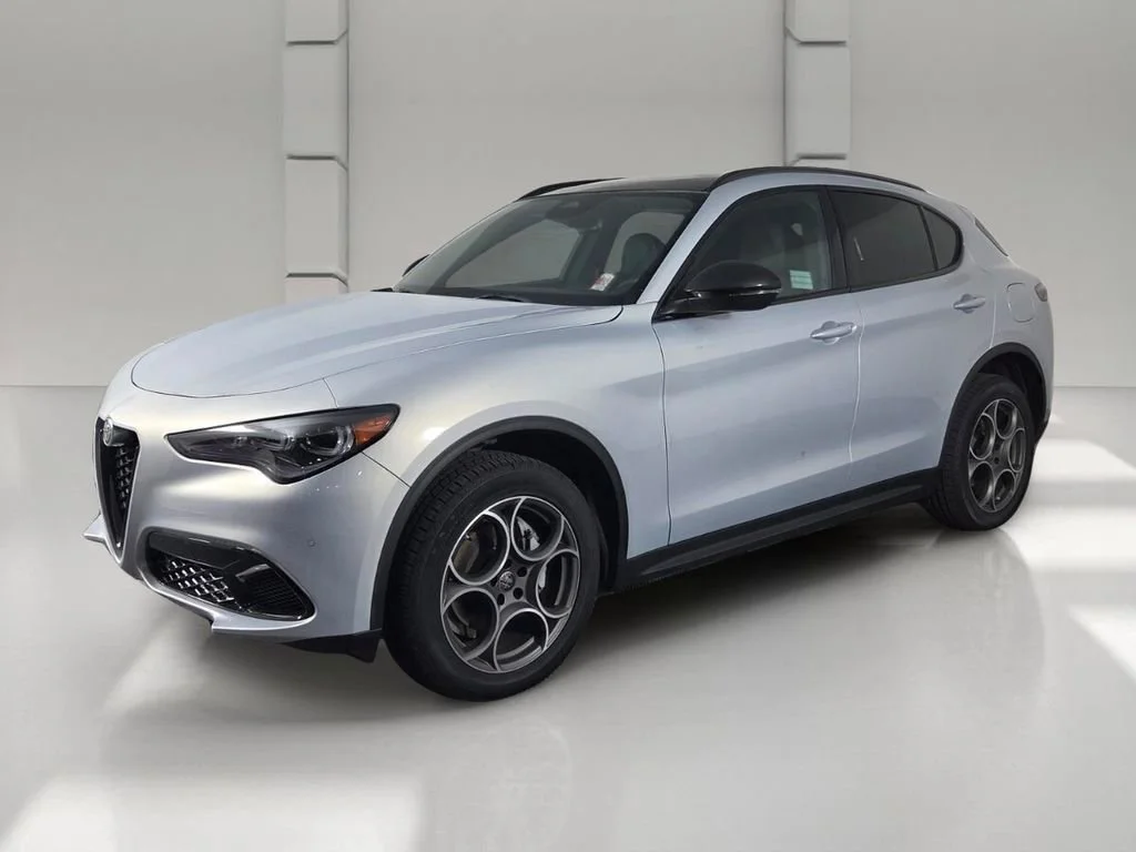 New 2026 Moonlight Gray Metallic Alfa Romeo Base image 4