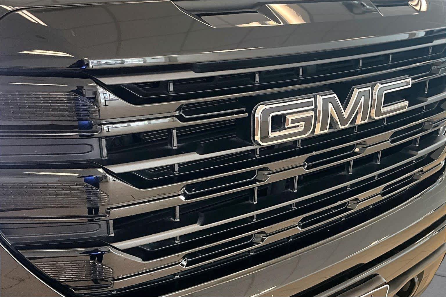 Used 2024 Onyx Black GMC Elevation image 28