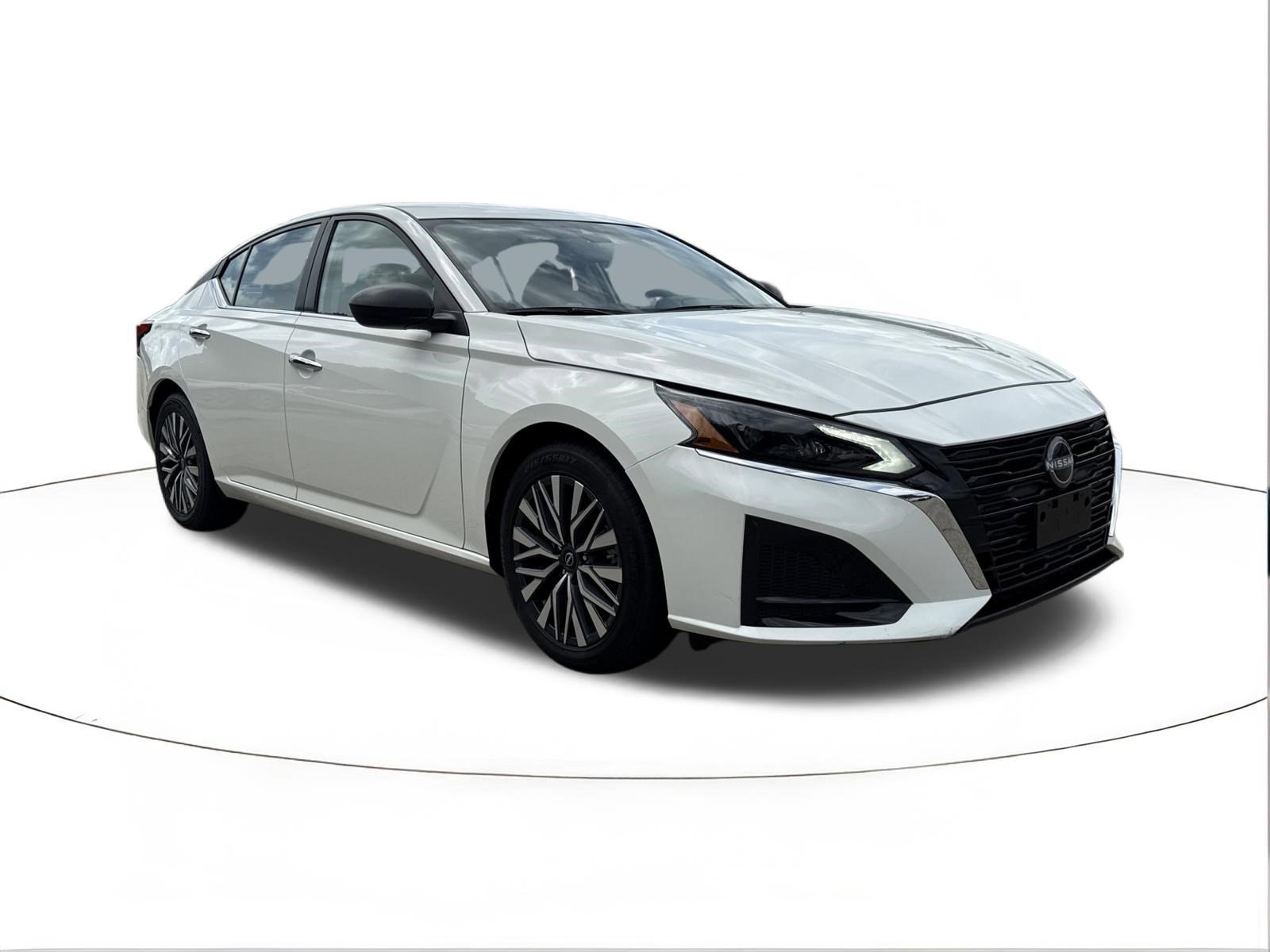 Used 2025 Glacier White Nissan SV image 1