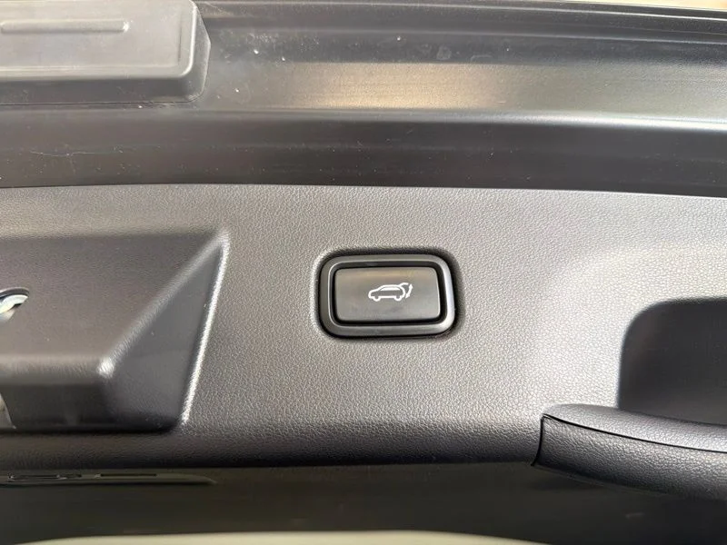 Used 2022 Black Hyundai SEL Convenience image 12