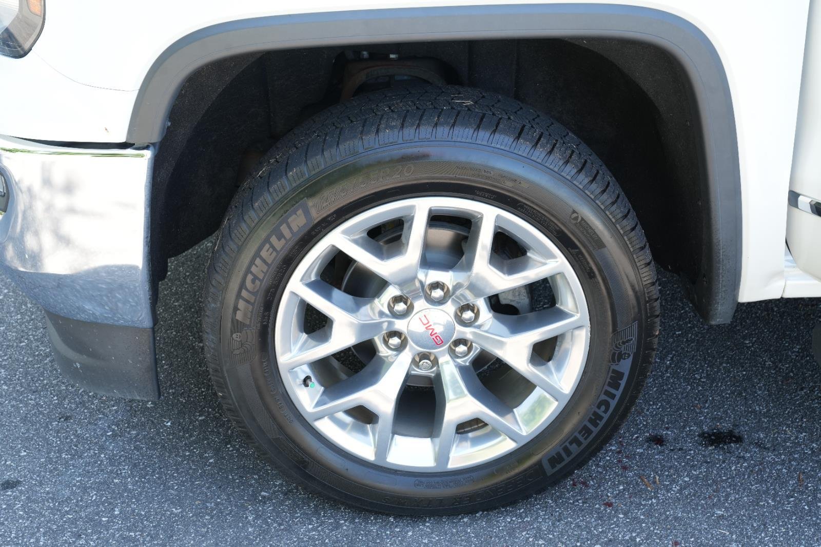 Used 2018 WHITE FROST TRICOAT GMC SLT image 39
