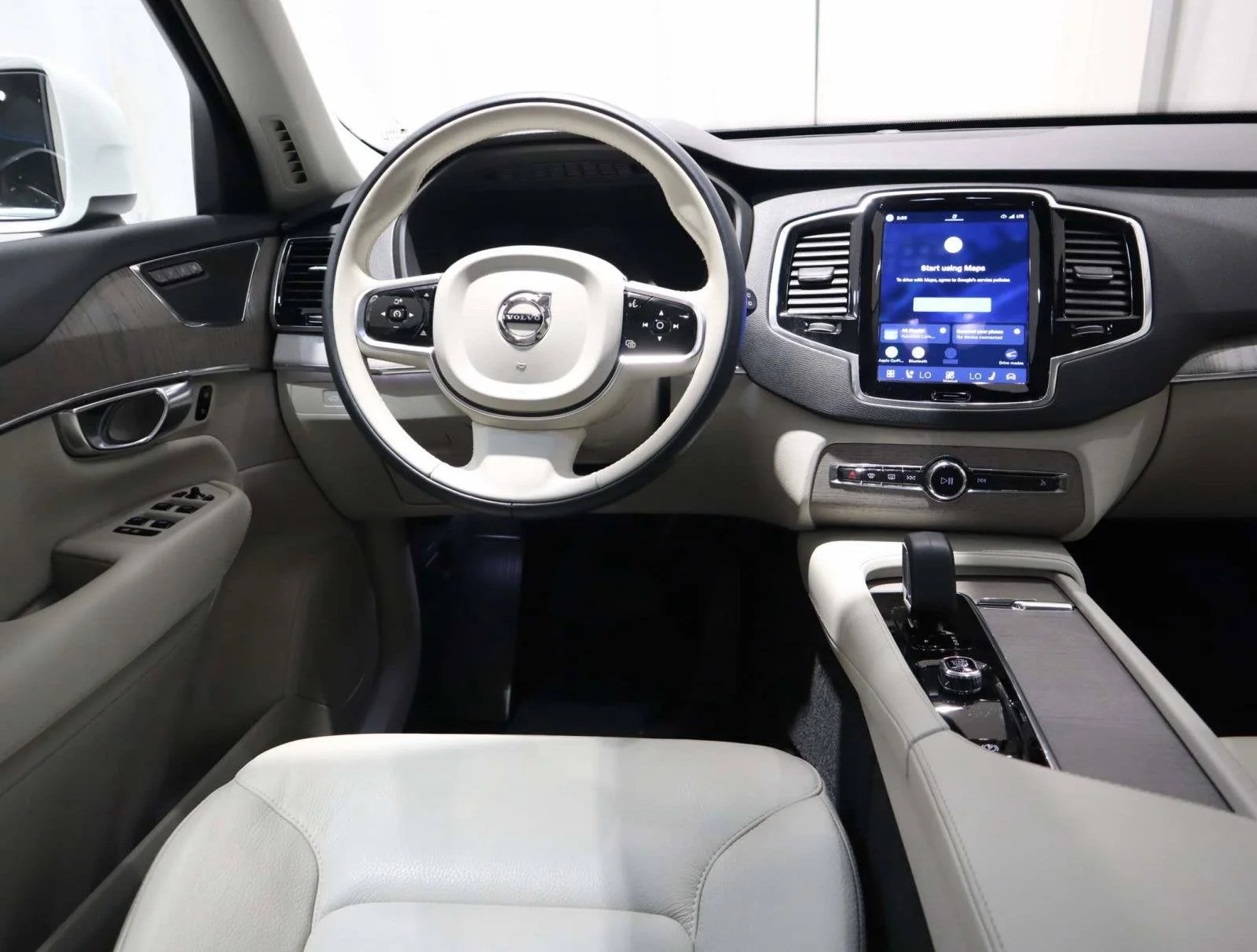 Used 2025 White Volvo Plus image 16