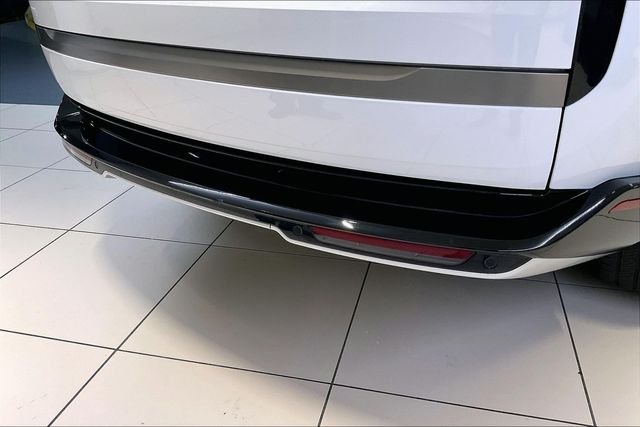 Used 2023 White Land Rover SE image 7