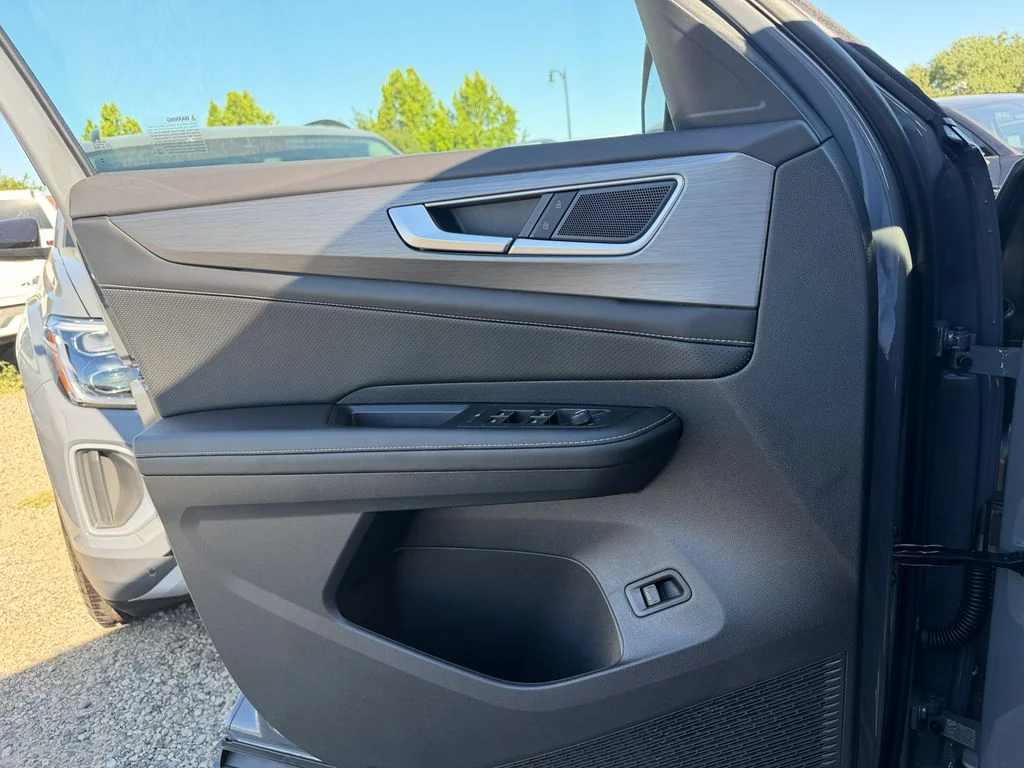 New 2026 Pure Gray Volkswagen 2.0T SE w/Technology image 15