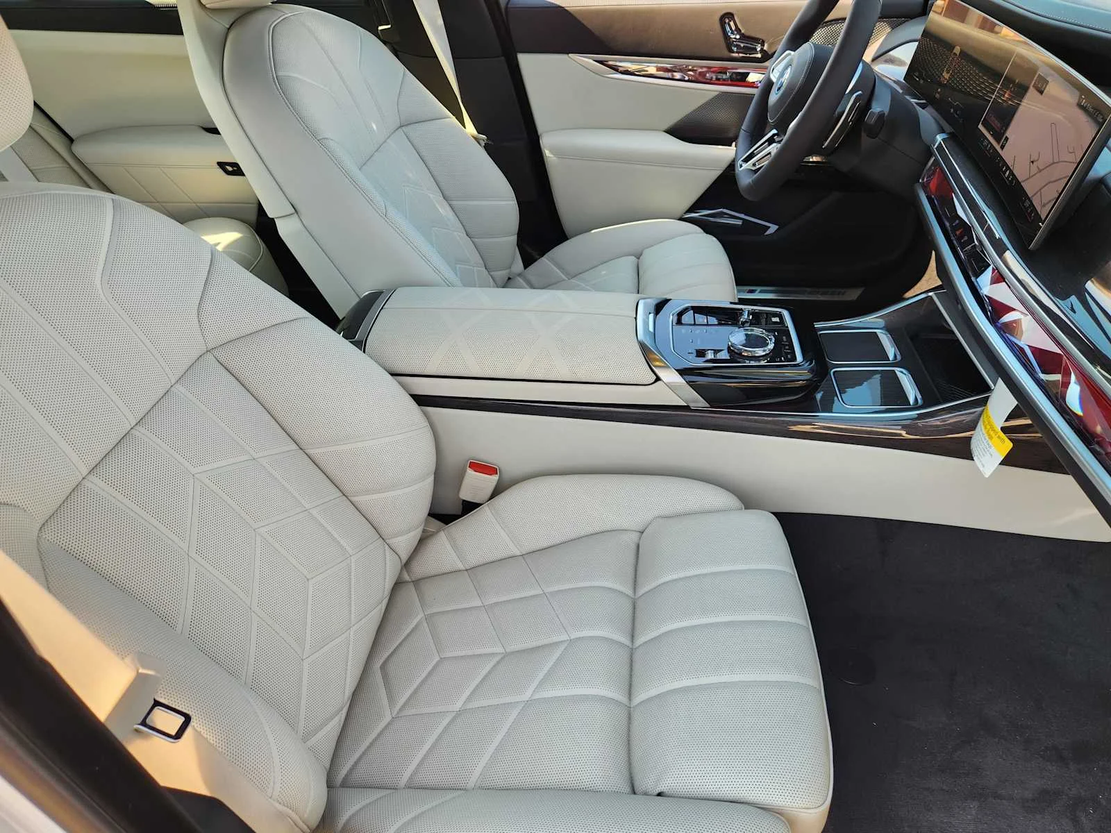 New 2026 Mineral White Metallic BMW 750e xDrive image 5
