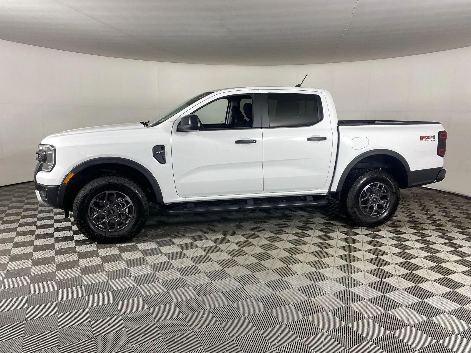 Used 2025 Oxford White Ford XLT image 7