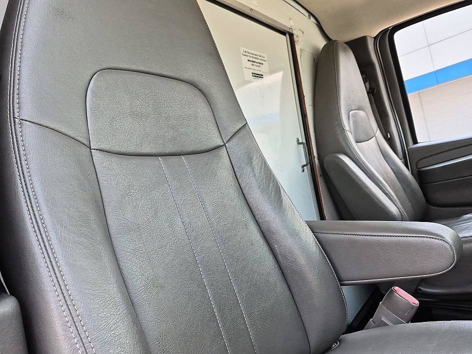 Used 2014 Summit White Chevrolet Work Van image 31
