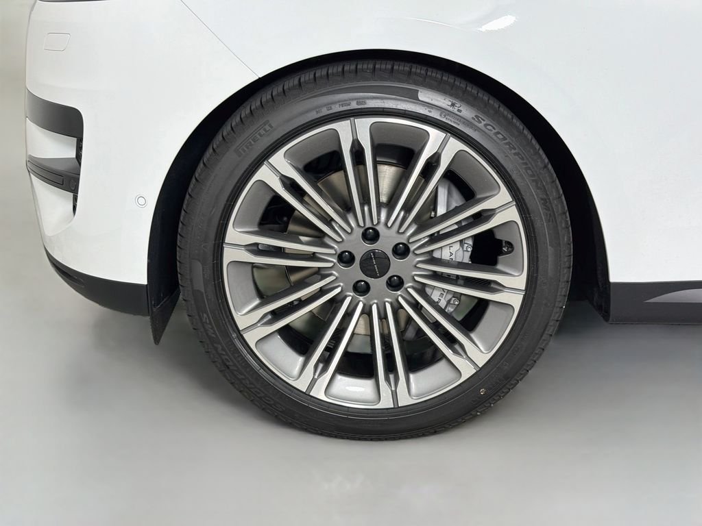 New 2027 Fuji White Land Rover SE image 33
