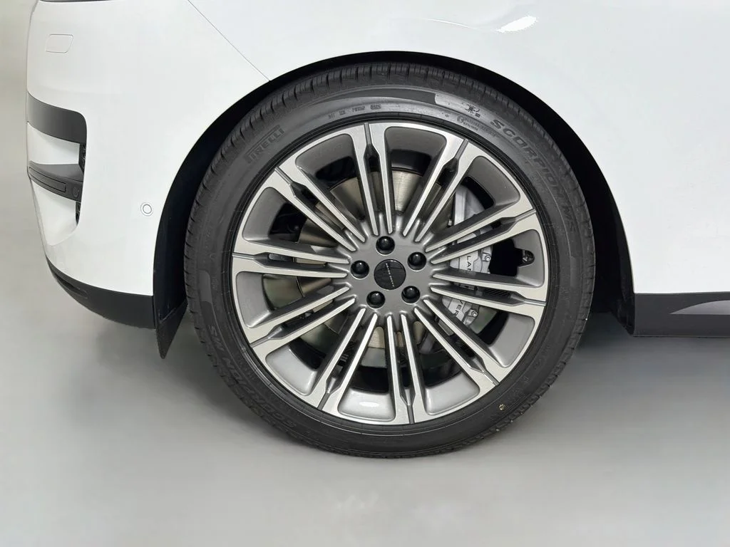 New 2027 Fuji White Land Rover SE image 33