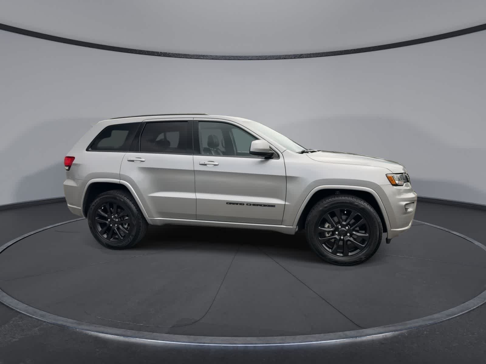 Used 2021 Billet Silver Metallic Clearcoat Jeep Laredo X image 9
