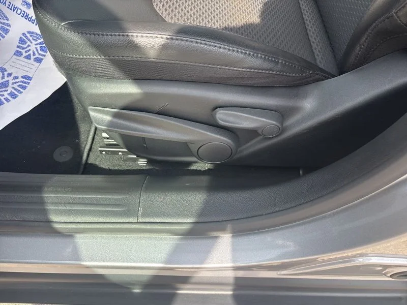 Used 2023 Silver Jeep Latitude image 31