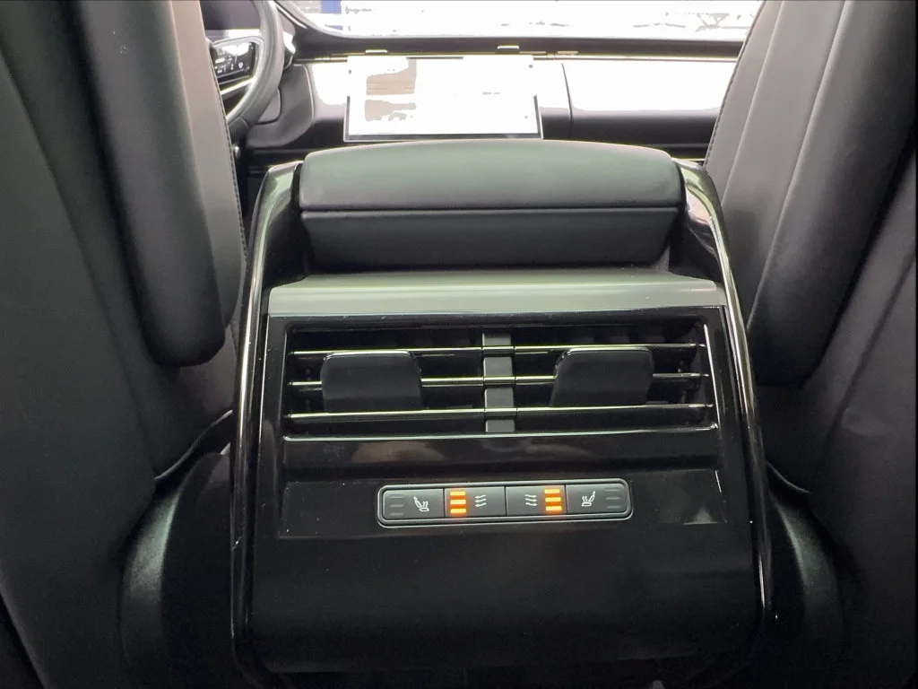 Used 2023 White Land Rover SE image 40