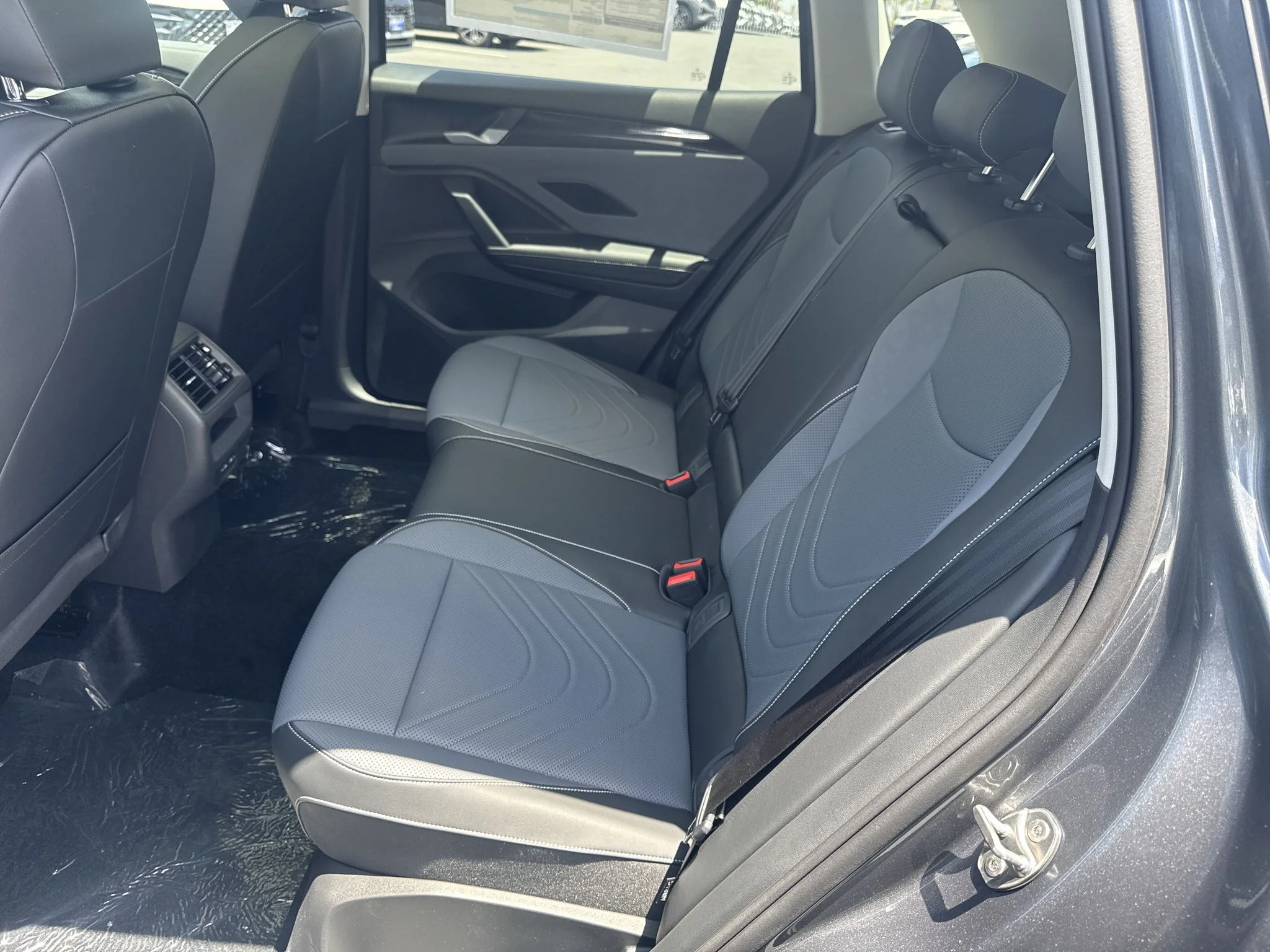 New 2026 Platinum Gray Metallic Volkswagen SE image 31