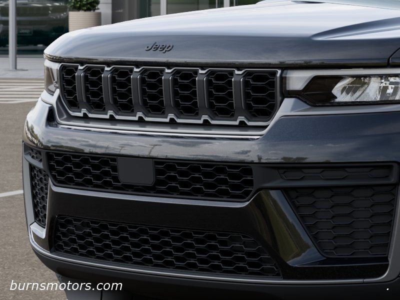New 2026 Diamond Black Crystal Pearl-Coat Exterior Paint Jeep Laredo Altitude image 11