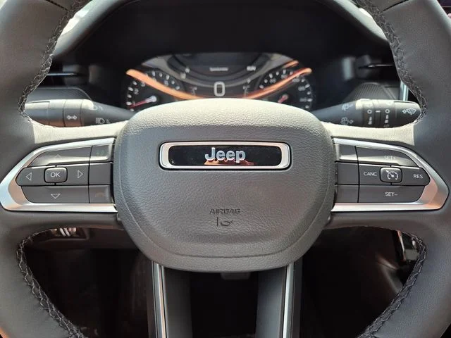 New 2026 Bright White Clear-Coat Exterior Paint Jeep Latitude image 19