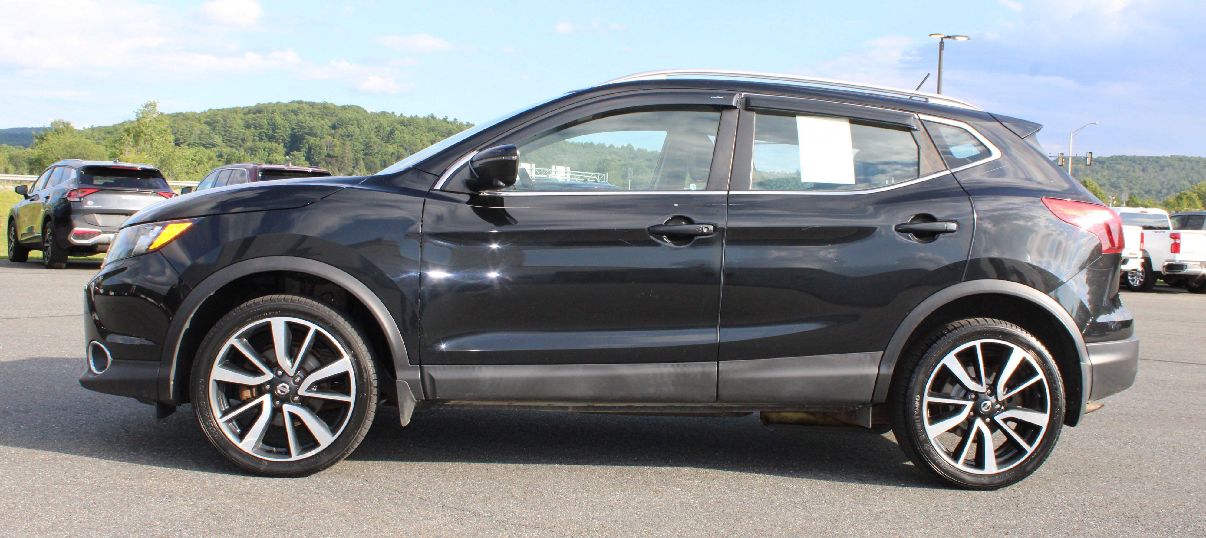 Used 2017 Magnetic Black Nissan SL image 12