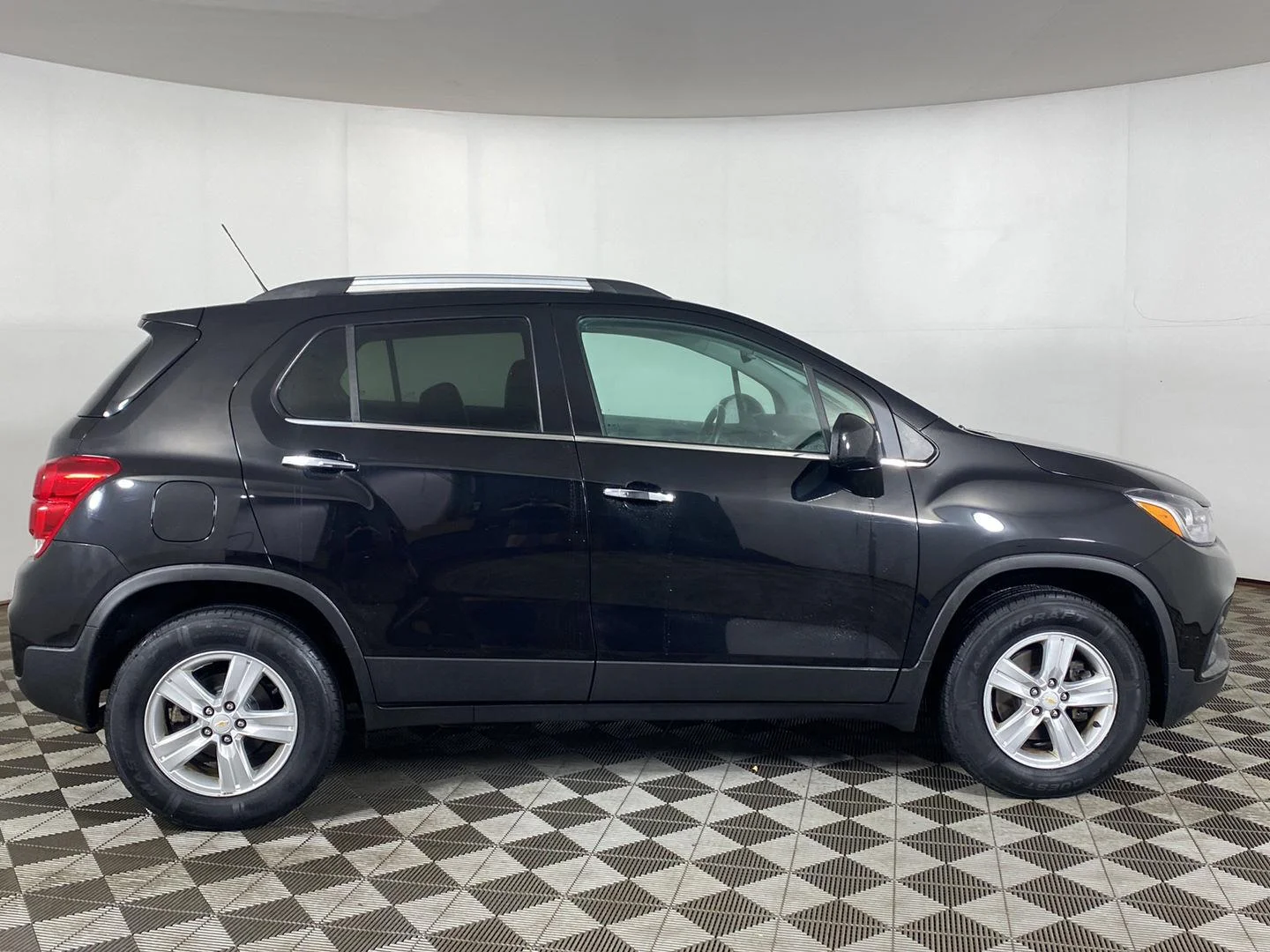 Used 2020 Mosaic Black Metallic Chevrolet LT image 4