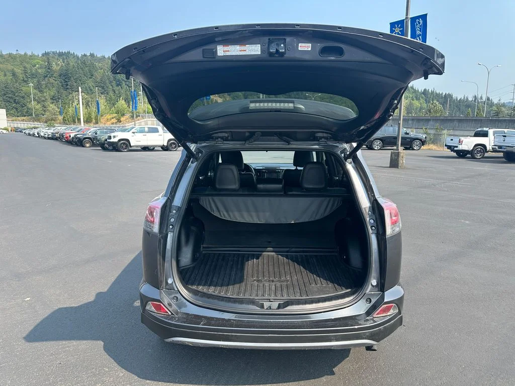 Used 2018 Gray Toyota SE image 11