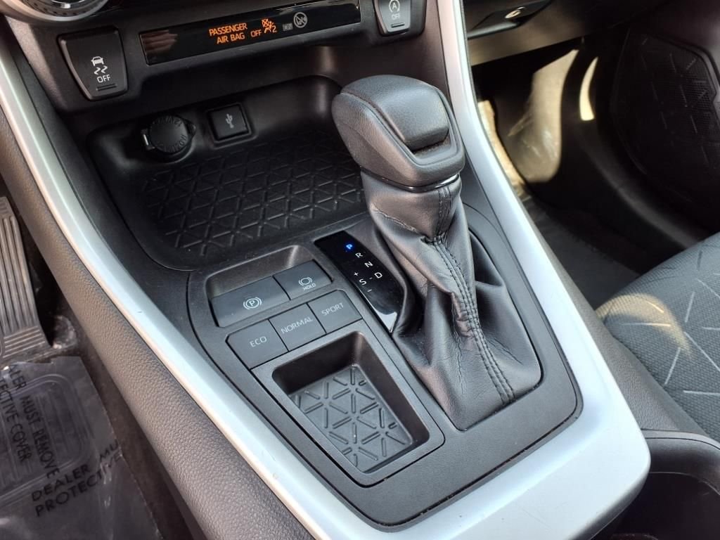 2022 Toyota RAV4 XLE - Photo 19